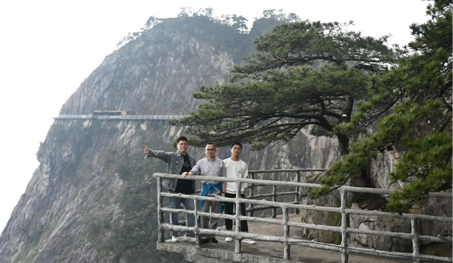 Z6尊龙凯时风管销售中心员工在安徽明堂山景区照片